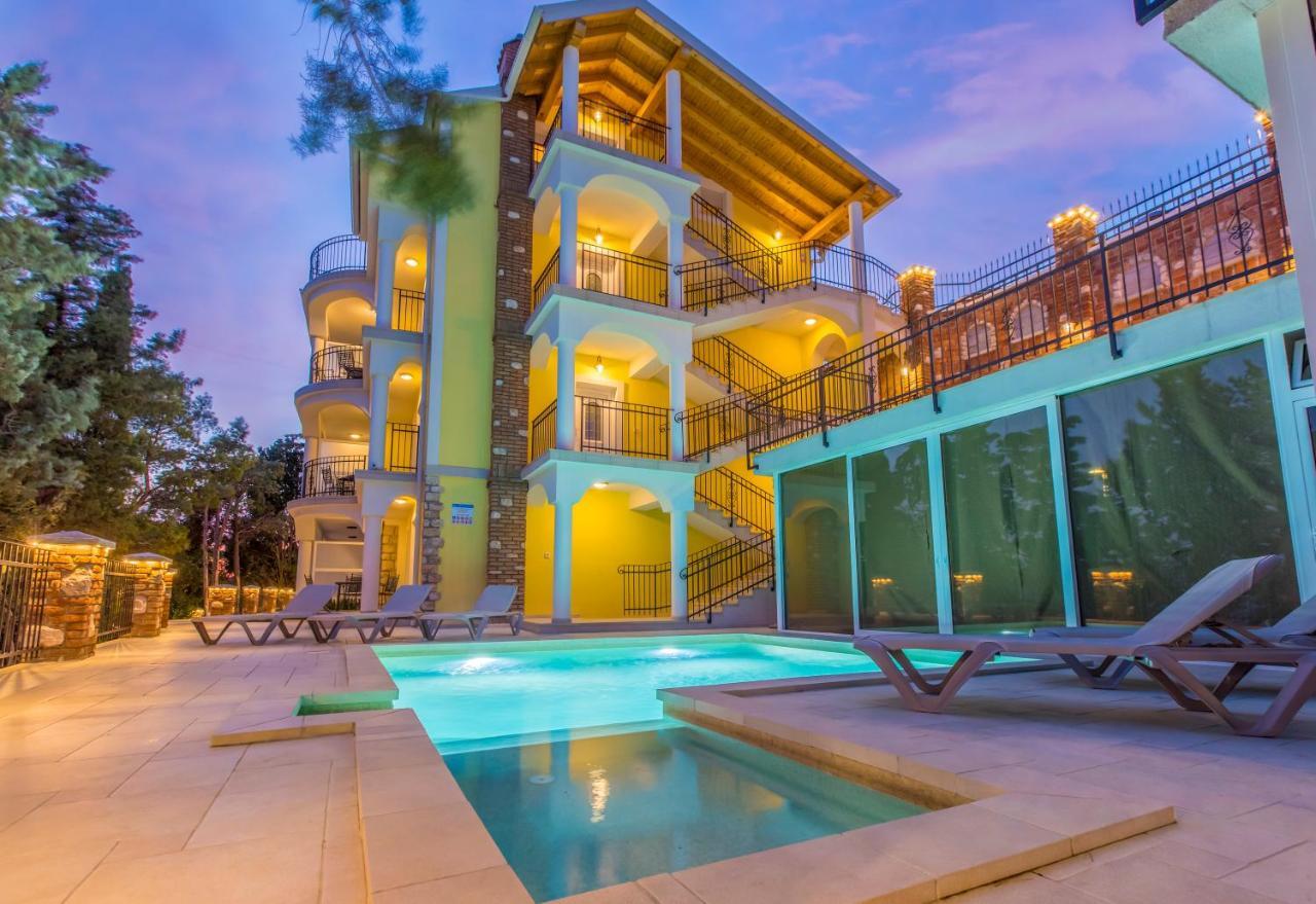 Palace Paulina Residence Novi Vinodolski Esterno foto